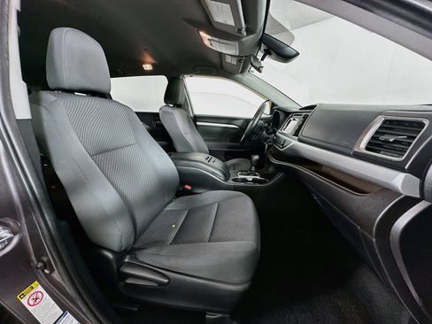 Used 2019 Toyota Highlander LE AWD/4WD image 27