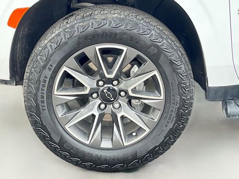 Used 2024 Chevrolet Suburban Z71 w/ Luxury Package AWD/4WD image 34