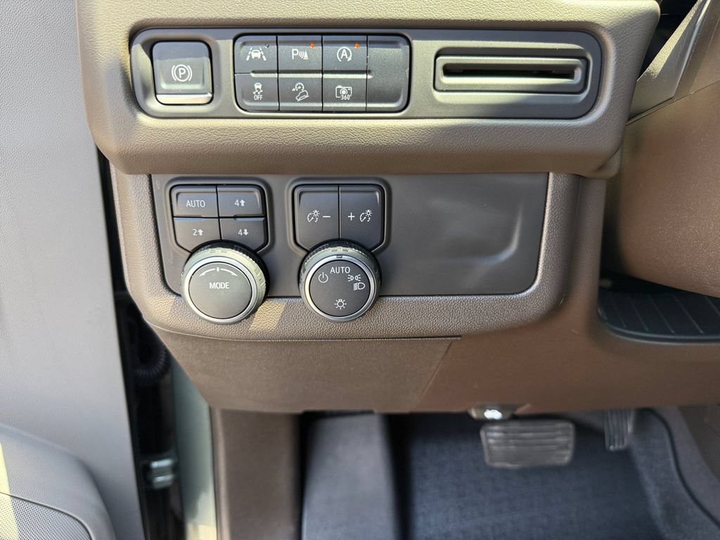 Used 2023 Chevrolet Tahoe Z71 w/ Luxury Package AWD/4WD image 25