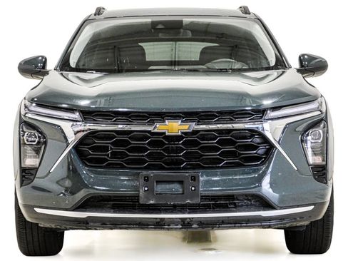 Used 2025 Chevrolet Trax LT FWD image 2