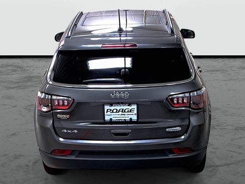 Used 2022 Jeep Compass Latitude w/ Sun and Sound Group AWD/4WD image 3