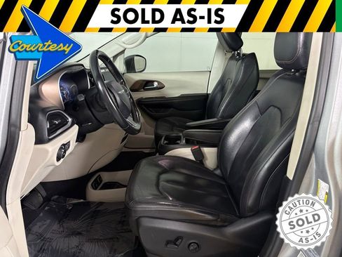 Used 2017 Chrysler Pacifica Touring-L FWD image 16