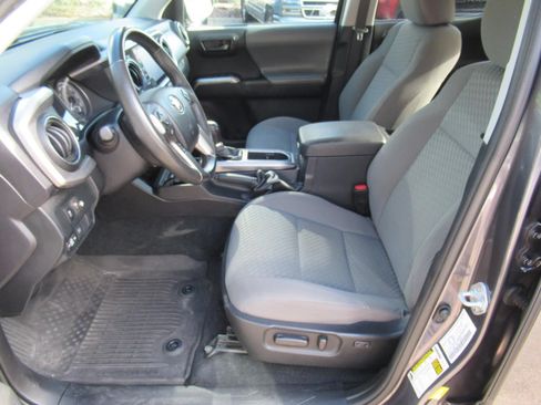Used 2021 Toyota Tacoma SR5 AWD/4WD image 15