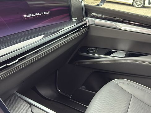 Certified 2025 Cadillac Escalade ESV Sport w/ Touring Package image 25