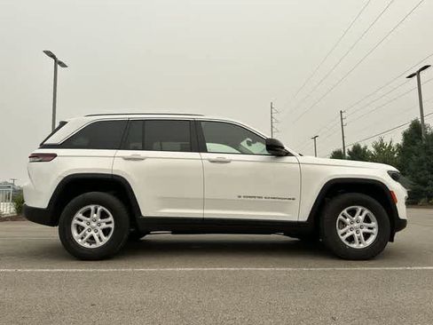 Used 2023 Jeep Grand Cherokee Laredo AWD/4WD image 3