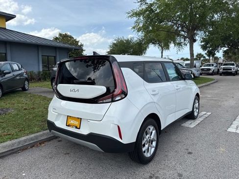 Used 2025 Kia Soul LX w/ LX Technology Package FWD image 7