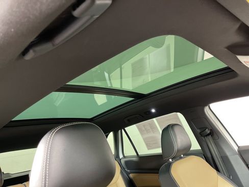 Used 2022 Volkswagen Atlas Cross Sport SE w/ Panoramic Sunroof Package image 6