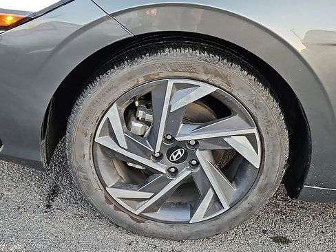 Used 2025 Hyundai Elantra Limited image 13