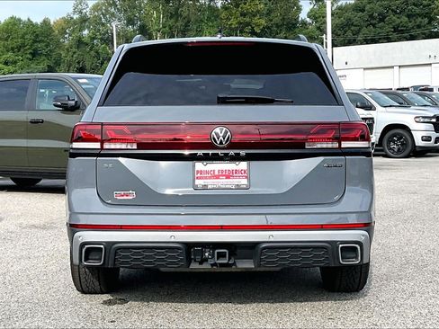 Used 2025 Volkswagen Atlas Peak Edition SE AWD/4WD image 4