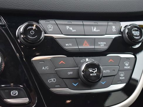 Used 2023 Chrysler Pacifica Touring-L FWD image 29