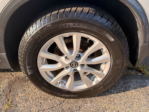 Used 2017 Nissan Rogue SV AWD/4WD image 13