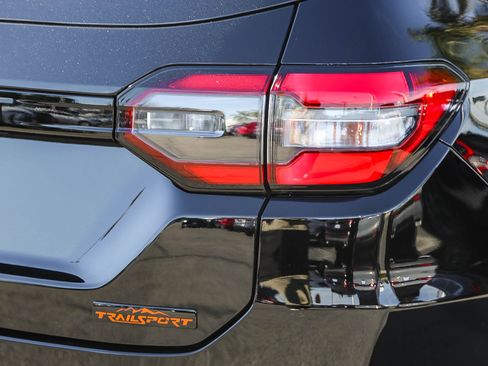 Used 2025 Honda Pilot TrailSport image 11