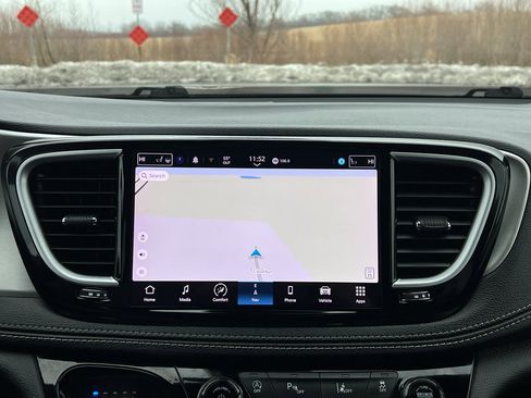 Used 2023 Chrysler Pacifica Limited w/ S Appearance Package image 24