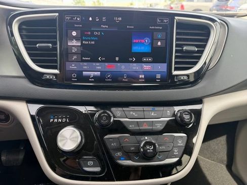 Used 2024 Chrysler Pacifica Touring-L FWD image 23