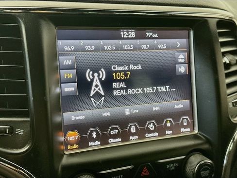 Used 2018 Jeep Grand Cherokee Altitude RWD image 17