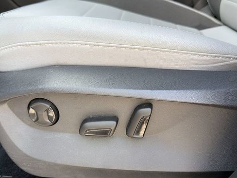 Certified 2022 Volkswagen Taos SE FWD image 15