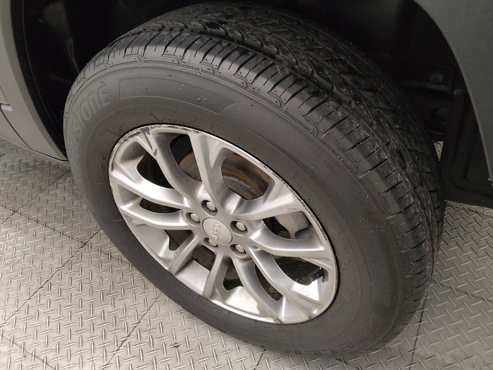 Used 2019 Jeep Cherokee Latitude Plus FWD image 31