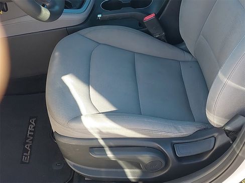 Used 2017 Hyundai Elantra SE image 25