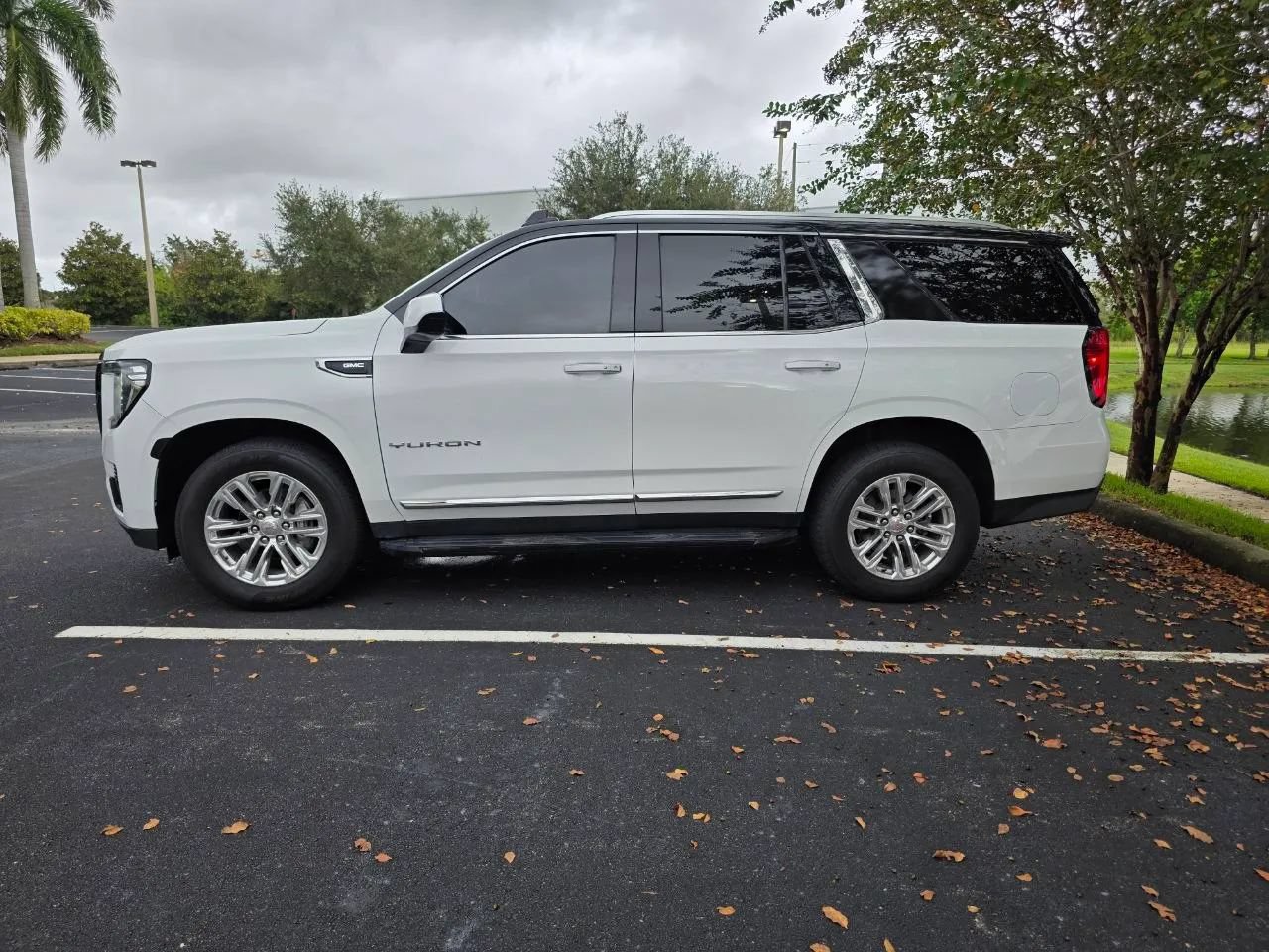 Used 2023 GMC Yukon SLT RWD image 4