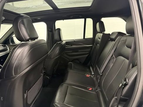 Used 2024 Jeep Grand Cherokee Limited w/ Luxury Tech Group II AWD/4WD image 8