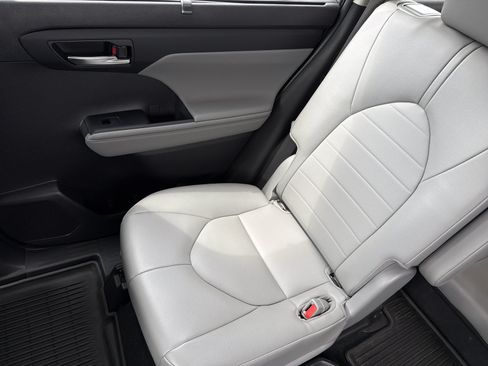 Used 2022 Toyota Highlander XLE AWD/4WD image 12