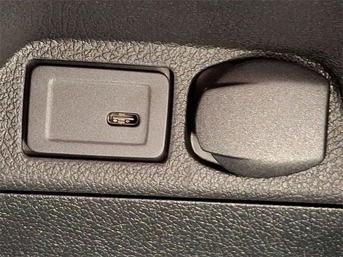 Used 2025 Mercedes-Benz Sprinter 2500 image 25