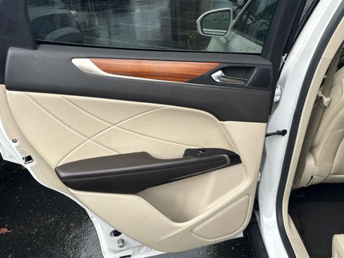 Used 2017 Lincoln MKC Select w/ Select Plus Package image 30