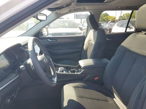 Used 2023 Jeep Grand Cherokee Laredo w/ Luxury Tech Group I AWD/4WD image 18