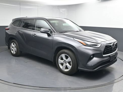 Used 2022 Toyota Highlander LE image 1