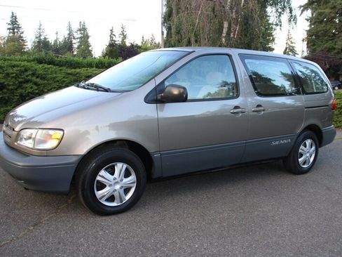 Used 1999 Toyota Sienna CE FWD image 1
