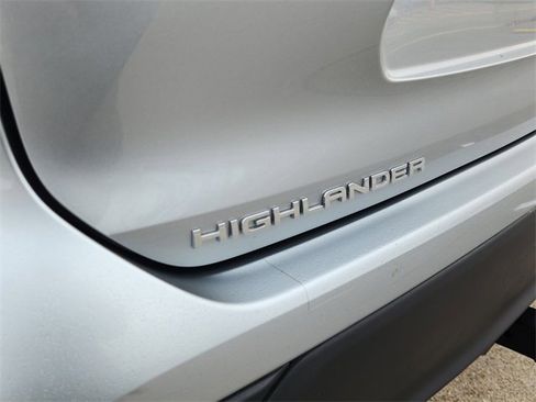 Used 2021 Toyota Highlander L image 9