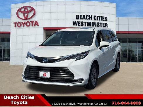 Certified 2022 Toyota Sienna XLE image 5
