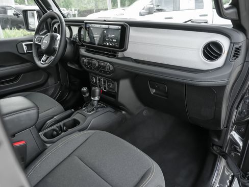 Used 2025 Jeep Wrangler Unlimited Sahara AWD/4WD image 39