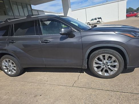 Used 2021 Toyota Highlander Limited FWD image 3