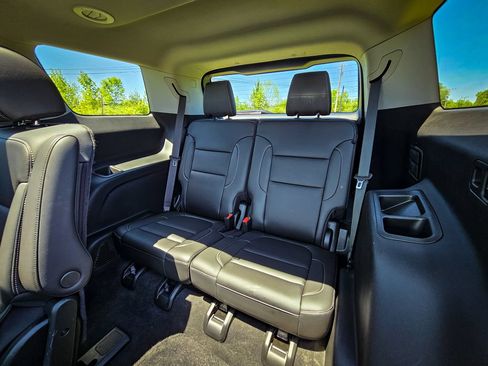 Used 2023 GMC Acadia SLT w/ Technology Package AWD/4WD image 39