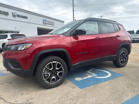 Used 2025 Jeep Compass Trailhawk AWD/4WD image 9
