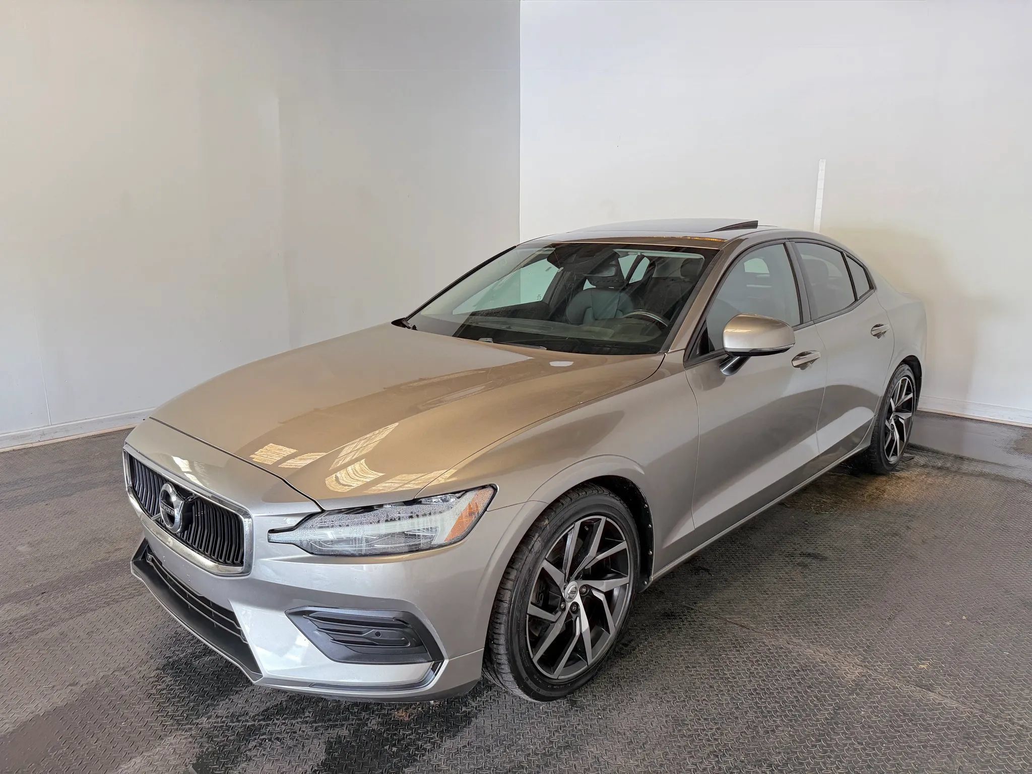 Used 2019 Volvo S60 T5 Momentum w/ Premium Package FWD image 2