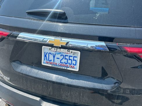 Used 2023 Chevrolet Traverse LT FWD image 2