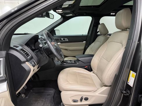 Used 2018 Ford Explorer Limited w/ Equipment Group 301A AWD/4WD image 17