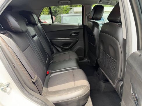 Used 2020 Chevrolet Trax LT w/ LT Convenience Package FWD image 16