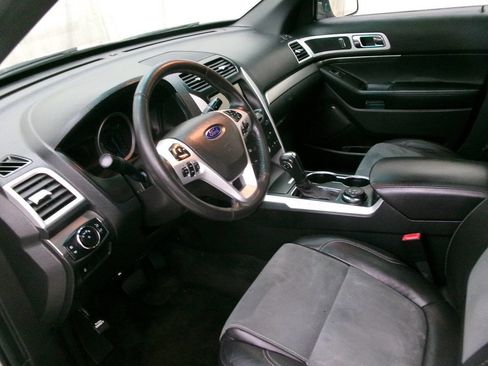 Used 2015 Ford Explorer XLT w/ Equipment Group 202B AWD/4WD image 17