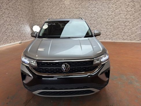 Used 2024 Volkswagen Taos SE w/ Panoramic Sunroof Package FWD image 2