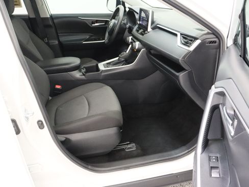 Used 2025 Toyota RAV4 XLE FWD image 37