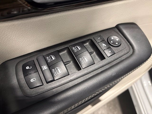 Used 2024 Chrysler Pacifica Limited FWD image 11