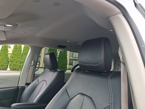 Used 2024 Chrysler Pacifica Touring-L FWD image 12