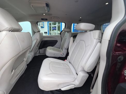 Used 2019 Chrysler Pacifica Touring-L w/ Tire & Wheel Group FWD image 10