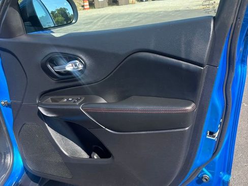 Used 2022 Jeep Cherokee Trailhawk image 15