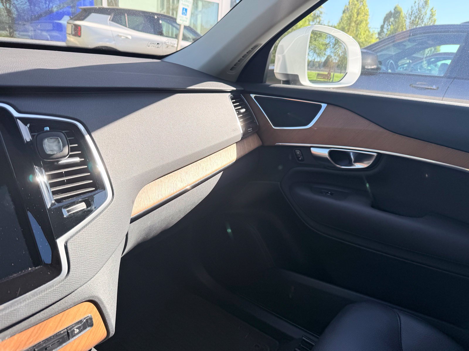 Used 2025 Volvo XC90 T8 Plus w/ Protection Package Premier AWD/4WD image 17
