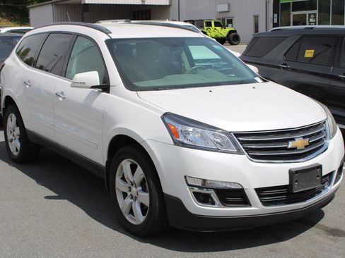 Used 2017 Chevrolet Traverse LT w/ Style and Technology Package image 3