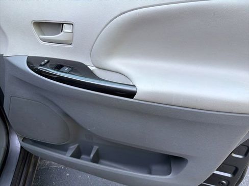 Used 2013 Toyota Sienna LE FWD image 17